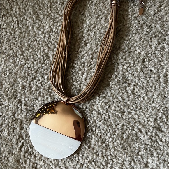 Chic Genuine Shell Pendant Necklace - Picture 2 of 6